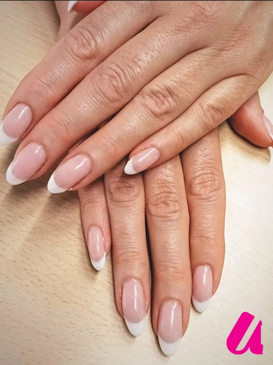 Almond french manicure nagels