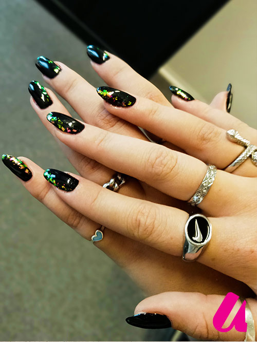 Zwarte uv gelpolish en glitterflakes